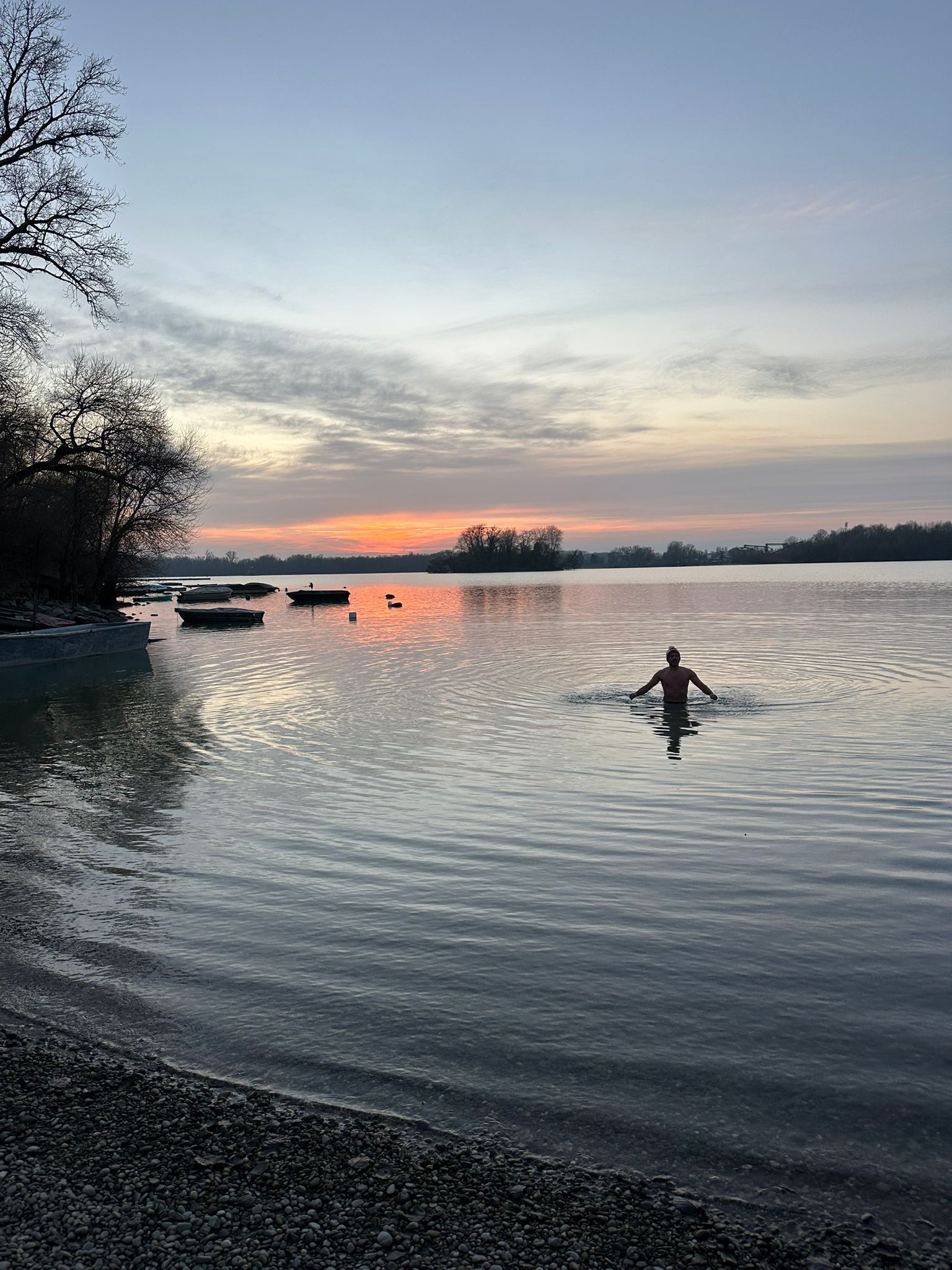 Ein Yogi beim Eisbaden