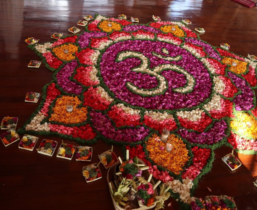 Mandala aus Blütenblättern bei Eröffnungszeremonie mit Tridatu