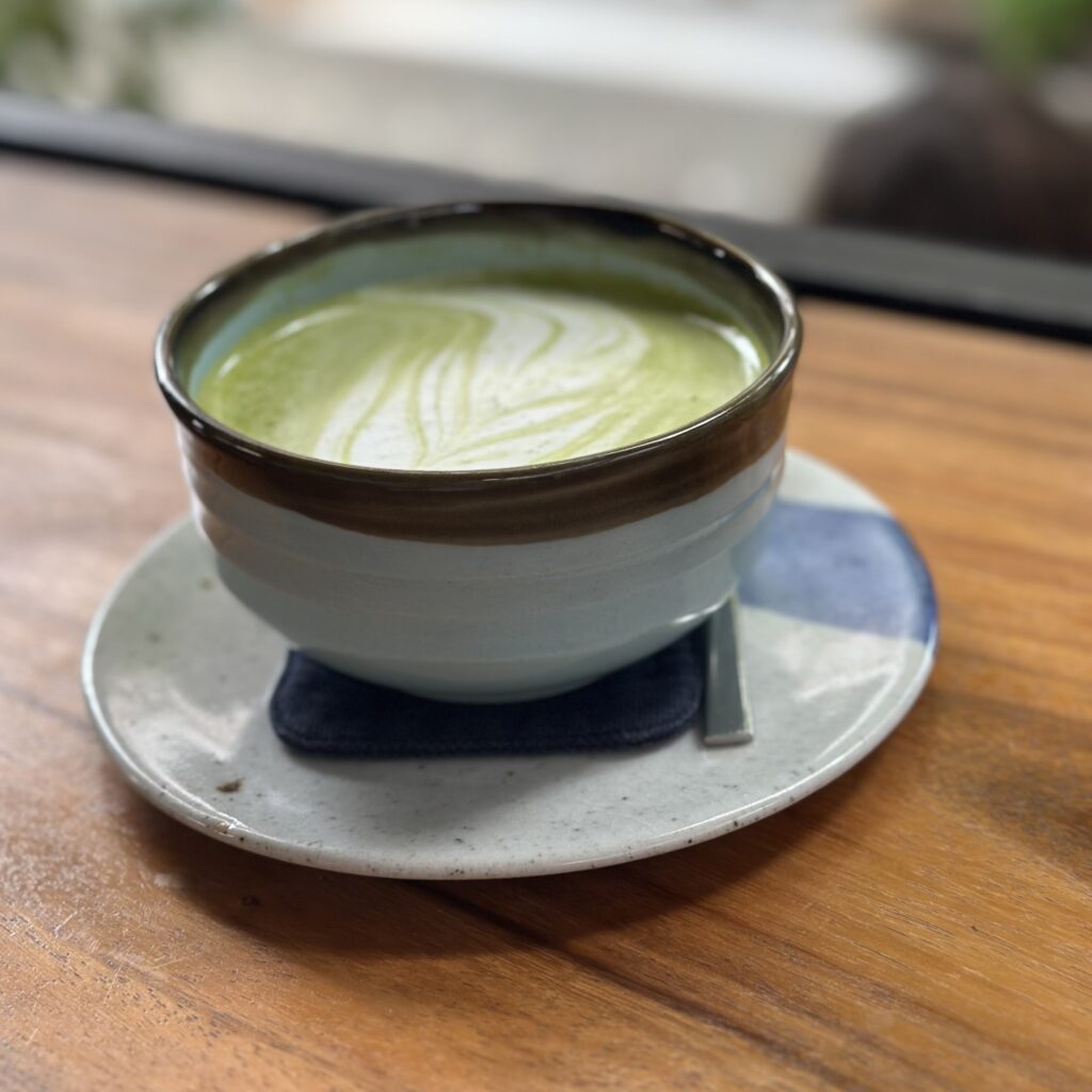 Matcha Latte in der Tasse